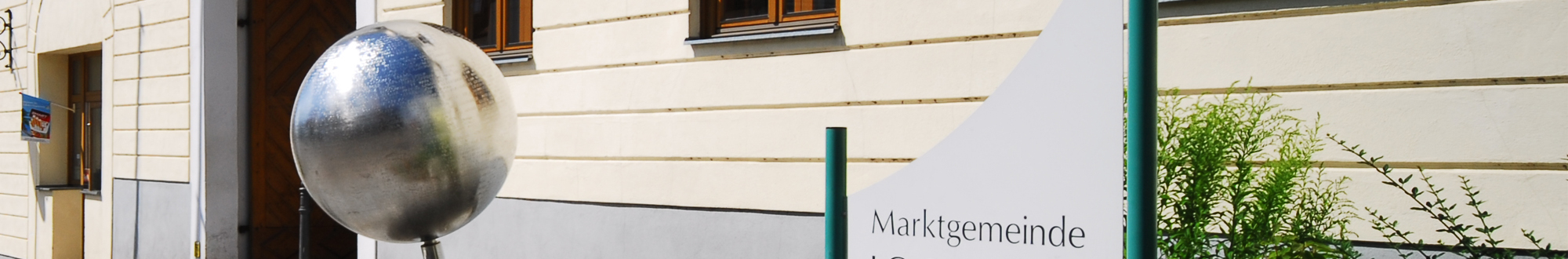 Gemeindeamt Außenansicht Fassade mit großem Eingangstor - von Straßenseite aus fotografiert