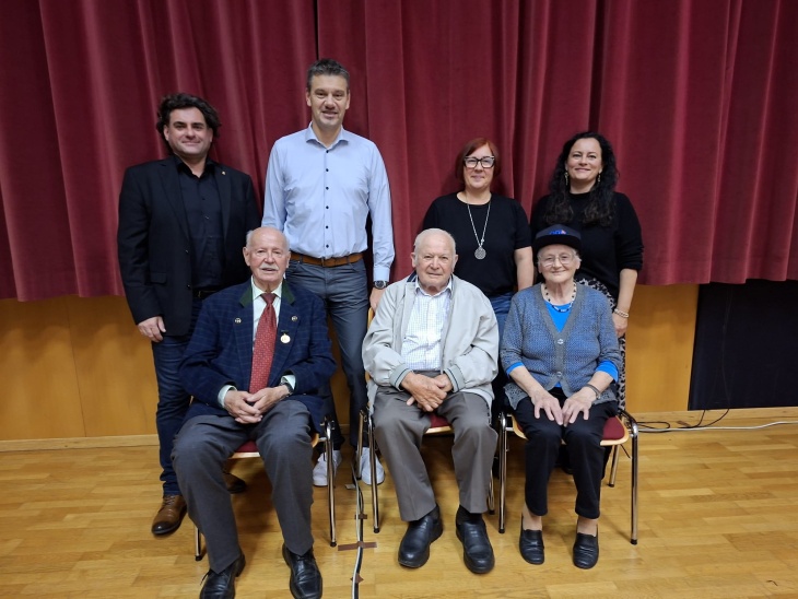 &copy; B&uuml;cherei Loosdorf vorne v.l.n.r. Erich Lackner, Leopold Wabro, Leopoldine W&ouml;fel hinten v.l.n.r. Ren&eacute; Raubal - Obmann Kulturverein, Thomas Vasku - Bgm., Melitta Schraml - B&uuml;chereileiterin, Birgit Batsch - VBgm