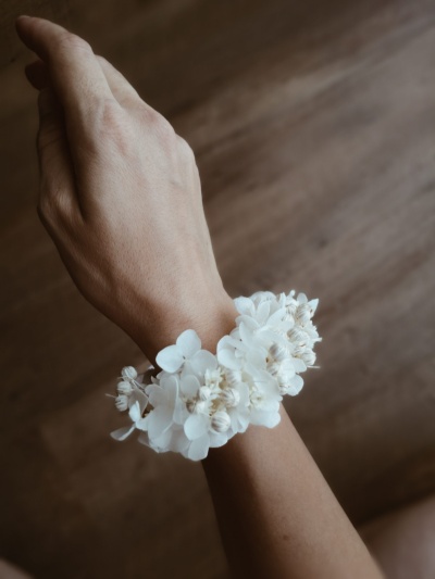 Handgefertigter Armband von Elise’s Atelier – ein zartes Accessoire für Taufe und Erstkommunion.