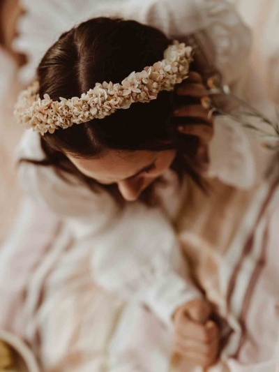 Handgefertigter Haarkranz von Elise’s Atelier – ein zartes Accessoire für Taufe und Erstkommunion.