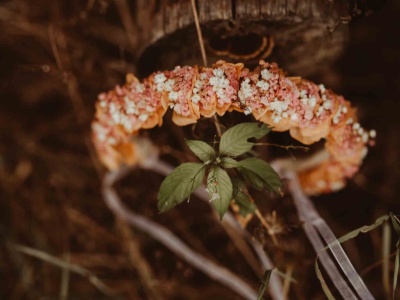 Handgefertigter Haarkranz von Elise’s Atelier – ein zartes Accessoire für Taufe und Erstkommunion.