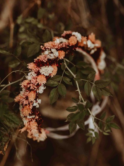 Handgefertigter Haarkranz von Elise’s Atelier – ein zartes Accessoire für Taufe und Erstkommunion.