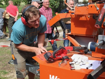 Daniel Mayrhofer bedient die hydraulische Stammeinrichtung und Klemmung an der Wanders&auml;ge