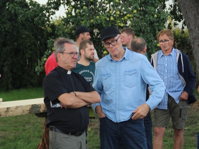 Mag. Zenon Pajak, Pfarrer des Pfarrverbandes Gerolding Loosdorf und Mauer im Gespr&auml;ch mit Leopold Mayrhofer und anderen BesucherInnen