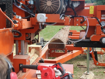 Detailansicht auf S&auml;geblatt vor dem Einschneiden des Baumstammes, der auf dem S&auml;gebett der Woodmizer LT 20 geklemmt ist