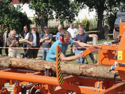 Daniel Mayrhofer an der Woodmizer Blockbands&auml;ge beim Einschneiden des Holzstammes