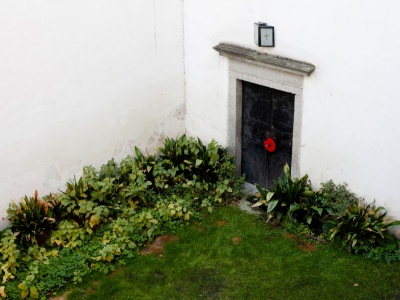 Kapelle mit Objekt von Akelei Sell