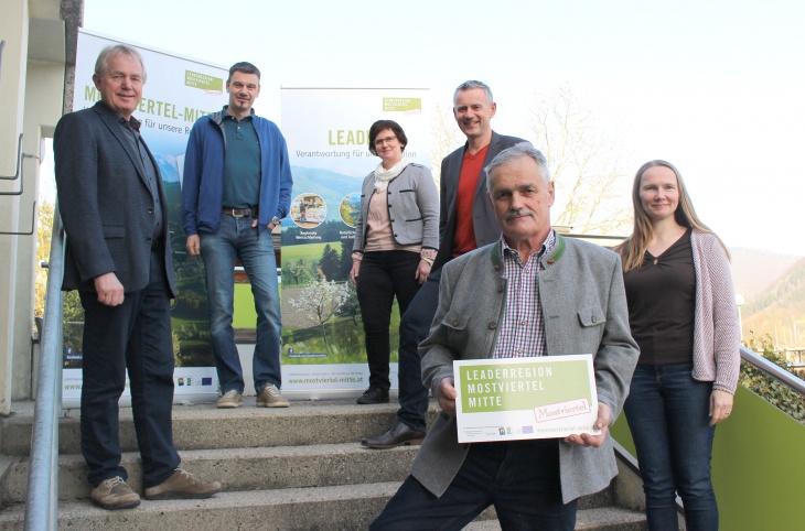 ©Leader-Region: v.l.n.r. Vize-Bgm. Engelbert Halmer, Bgm. Thomas Vasku, Theresia Frühauf, Bgm. Martin Leonhardsberger, LEADER-Obmann Anton Gonaus, Petra Scholze-Simmel