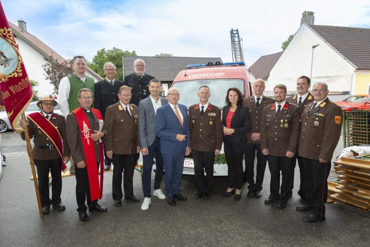 Vorne v.l.n.r.: Rudolf Mosler, Mag. Zenon Pajak, OBR Roman Thennemayer, Bürgermeister Thomas Vasku, 2. Landtagspräsident Karl Moser, HBI Johannes Wabro, Mag. Dr. Heidelinde Grubhofer, OV Johannes Achleitner, OBI Philipp Zieglwanger, ABI