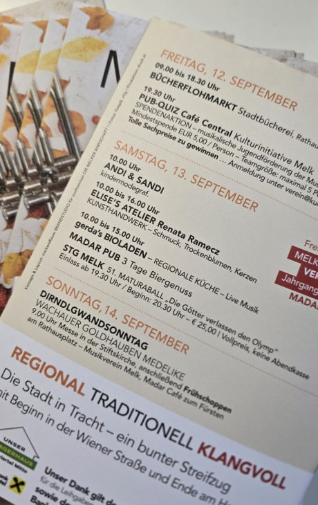 Elise’s Atelier Stand beim Melker Herbst 2025 mit handgemachtem Schmuck und floralen Accessoires.