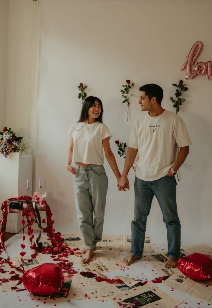 Verliebtes Paar k&uuml;sst sich &ndash; Perfekter Moment mit einem Geschenk von Elise's Atelier zum Valentinstag.