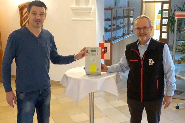 Konstantin deMartin, Leiter des Netz NÖ Service Centers Melk, zeigt Bürgermeister Thomas Vasku die neuen Smart Meter.